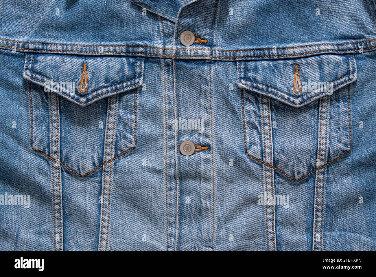 Vista dall'alto della tasca in denim blu sulla giacca Truckers Foto Stock