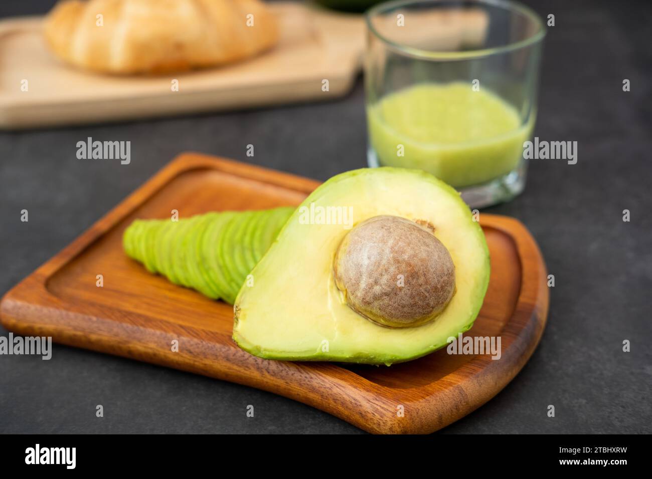 Set colazione frullato avocado in un bicchiere e pane cibo sano Foto Stock