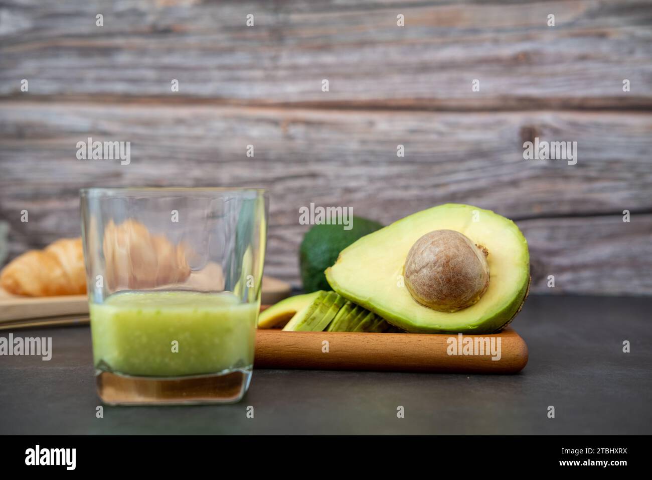 Set colazione frullato avocado in un bicchiere e pane cibo sano Foto Stock