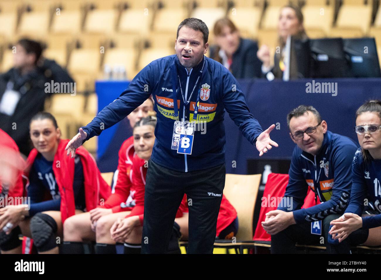 L'allenatore serbo Uros Bregar in azione durante la partita del campionato mondiale di pallamano femminile IHF tra Serbia e Polonia nel girone principale 3 all'Arena Nord di Frederikshavn Danimarca giovedì 7 dicembre 2023.. (Foto: Bo Amstrup/Ritzau Scanpix) Foto Stock