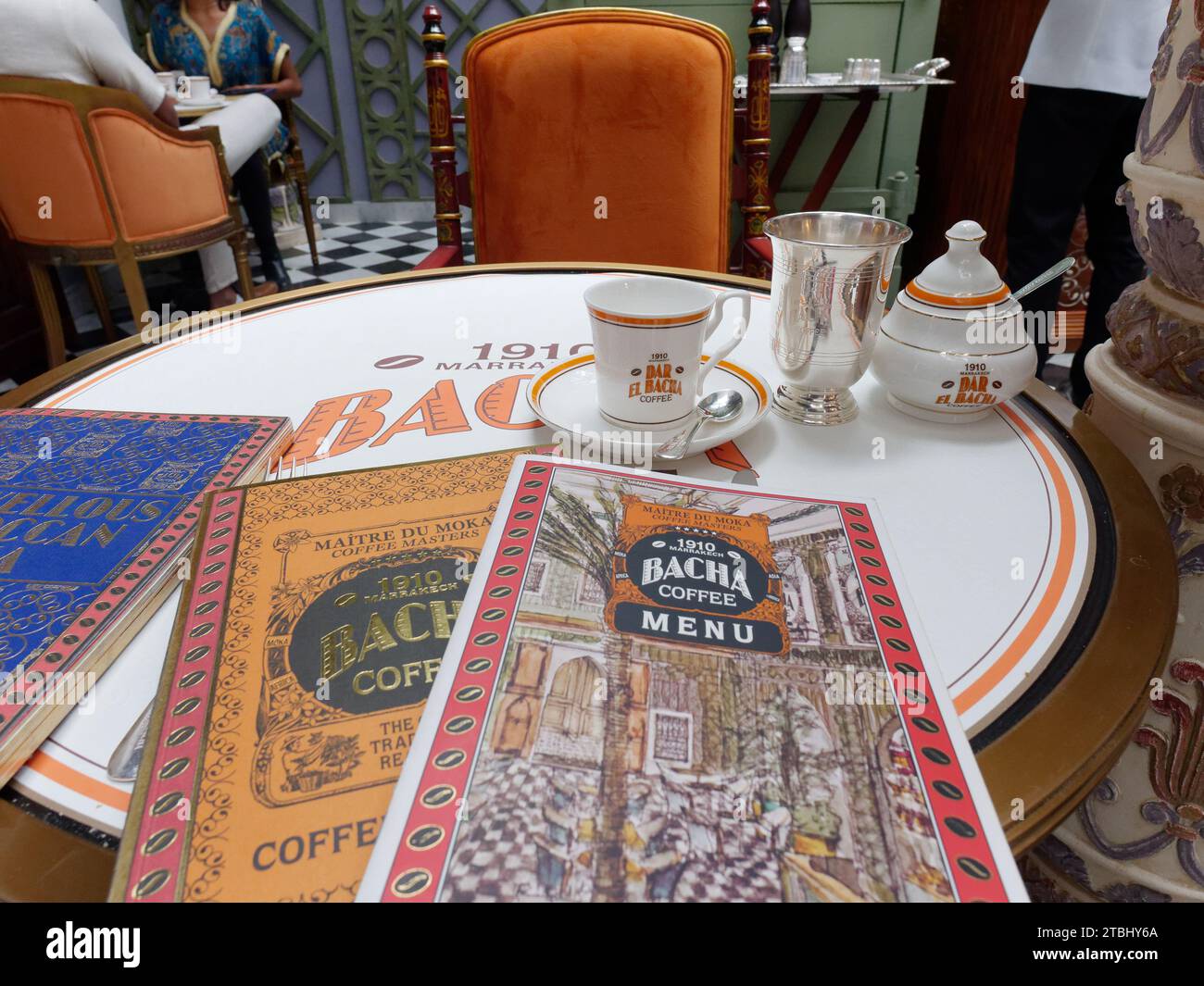 Bacha Coffee Cafe all'interno del Palazzo Dar el Bacha. Menu su un tavolo. Marrakech, alias Marrakech, Marocco, 7 dicembre 2023 Foto Stock