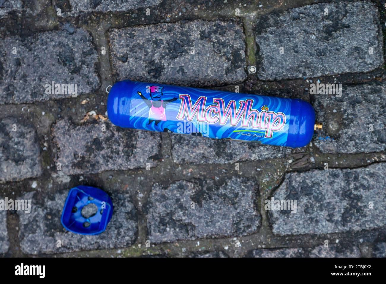 Un cilindro di ricarica della crema di protossido di azoto McWhip vuoto in una strada di Edimburgo Foto Stock