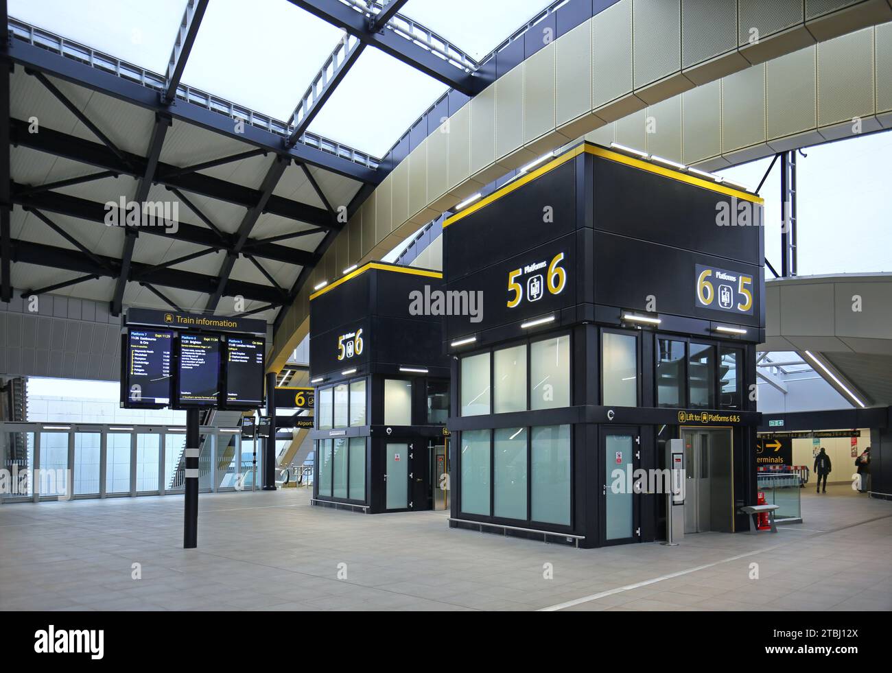 La stazione ferroviaria recentemente ampliata presso l'aeroporto Gatwick di Londra, Regno Unito (dicembre 2023). Mostra il nuovo atrio di uscita che porta al Terminal Sud. Foto Stock