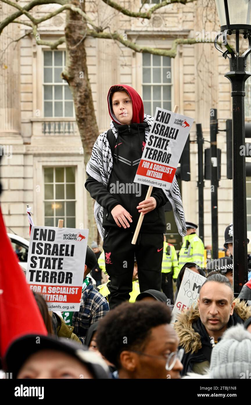 Londra, Regno Unito. London School & uni un giorno sciopero, studenti di massa abbandonarono la Palestina chiedendo un cessate il fuoco ora. Whitehall opposite10 Downing Street. Crediti: michael melia/Alamy Live News Foto Stock