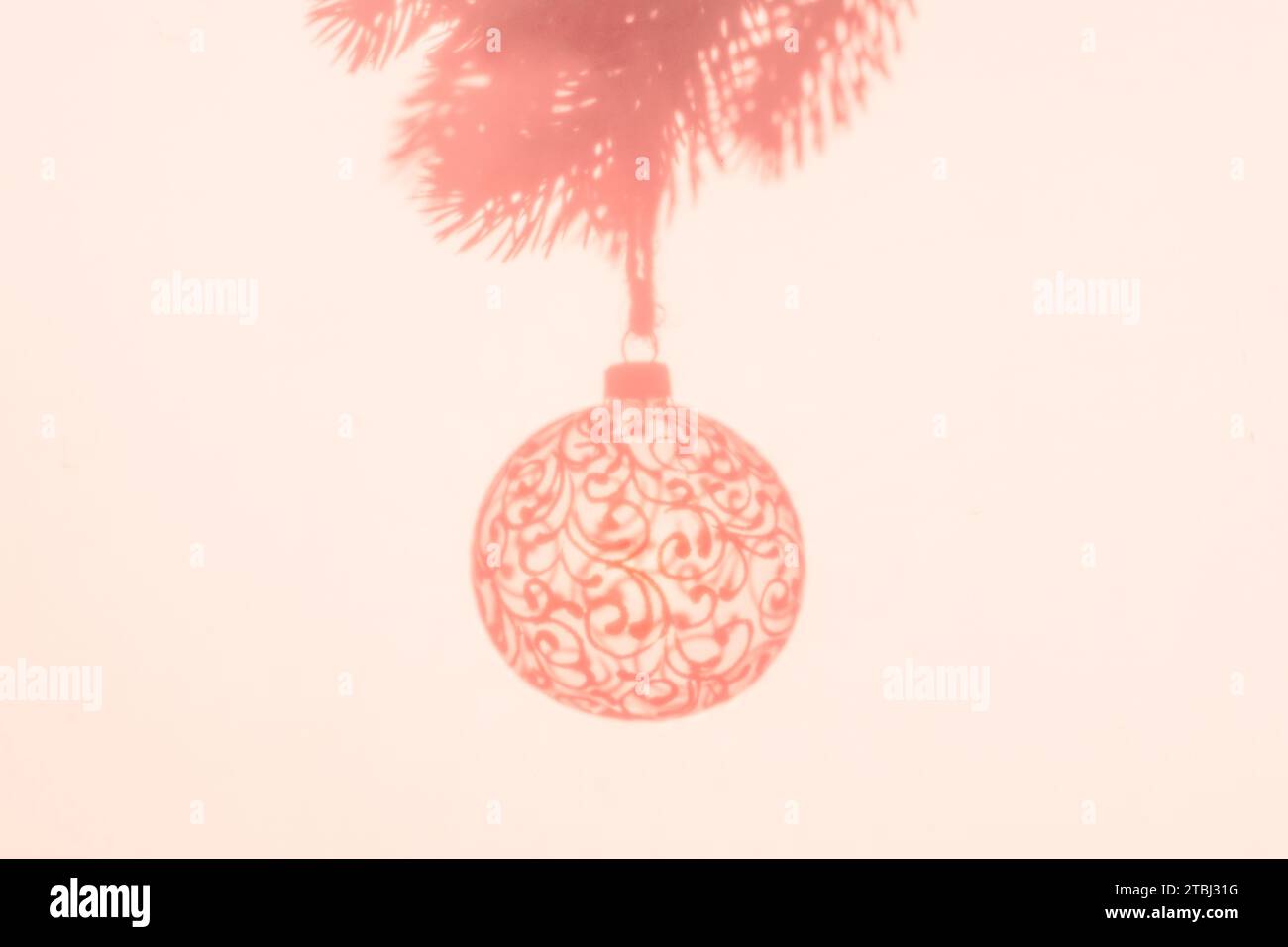 Ballo di Natale sull'albero di Natale, foto creative, Capodanno, natale. Colore dell'anno 2024 Peach Fuzz. Messa a fuoco selettiva Foto Stock