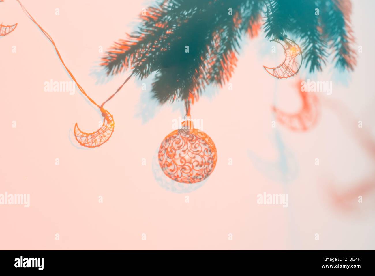 Ballo di Natale sull'albero di Natale, foto creative, Capodanno, natale. Colore dell'anno 2024 Peach Fuzz. Messa a fuoco selettiva Foto Stock
