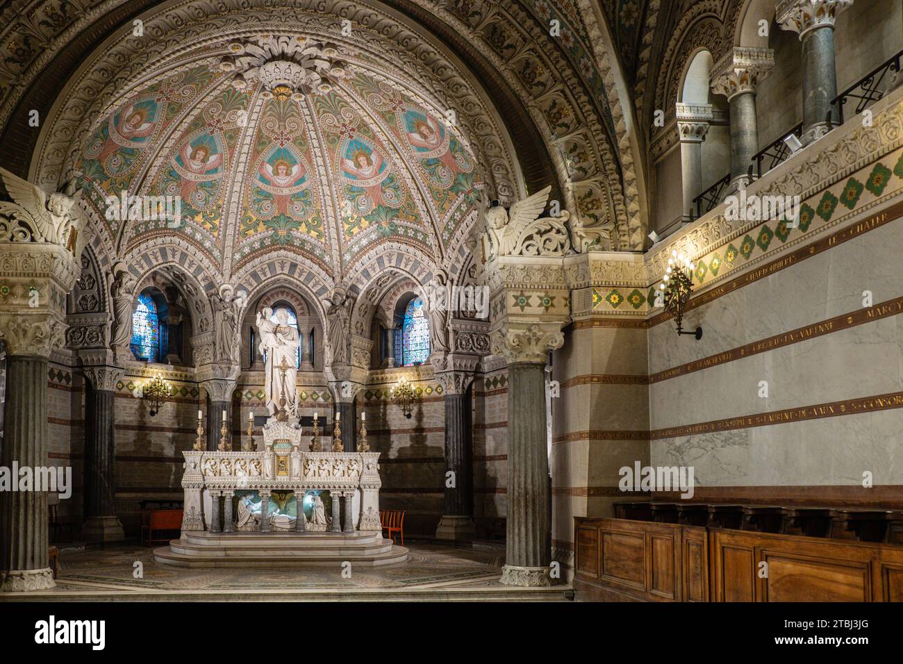 L'altare nella cripta dedicato a San Giuseppe nella Basilica di Notre Dame de Fouviere. Foto Stock