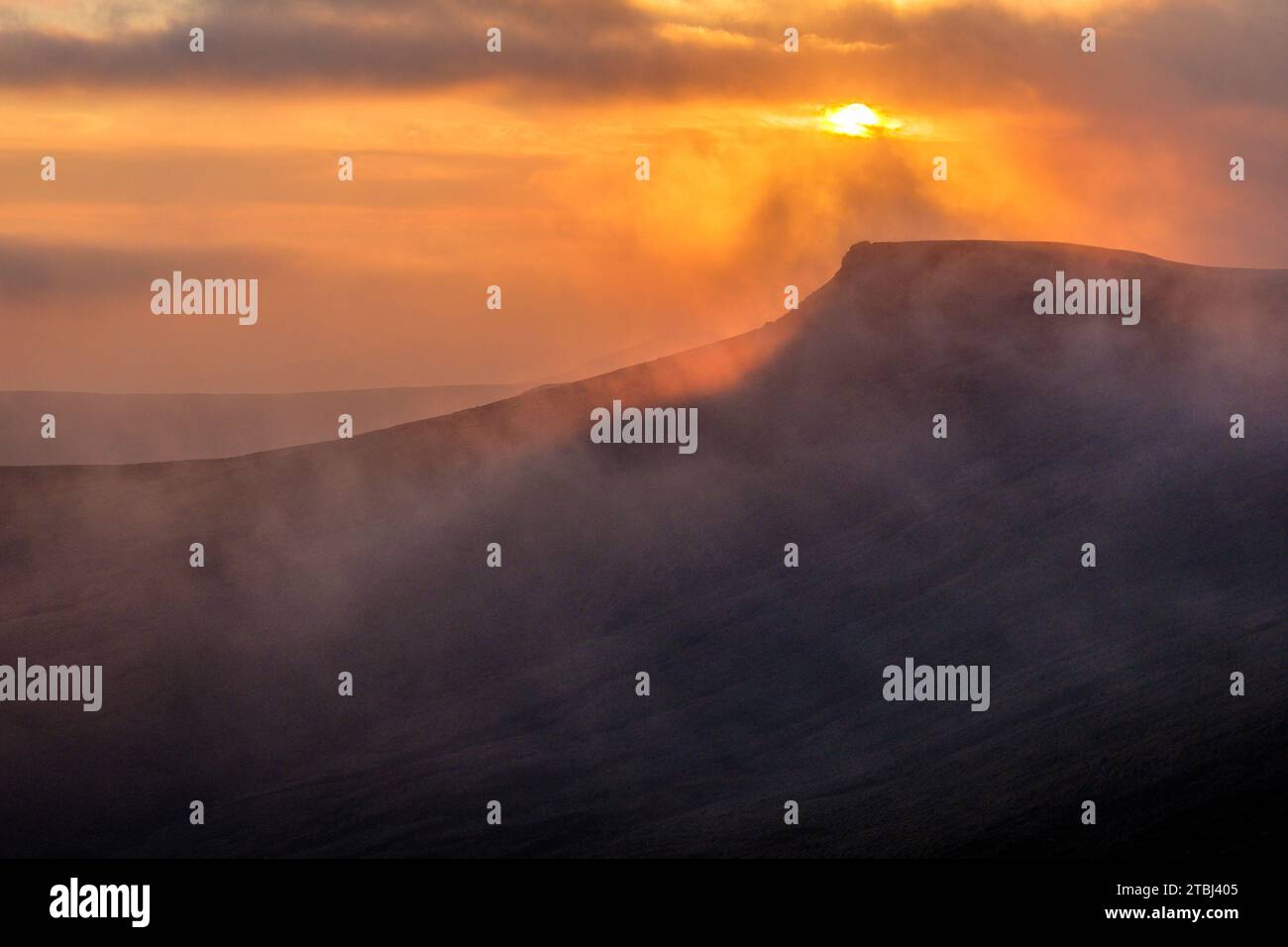 Misty, condizioni atmosferiche ai margini del Kinder Scout nel Peak District National Park, Derbyshire, Regno Unito Foto Stock