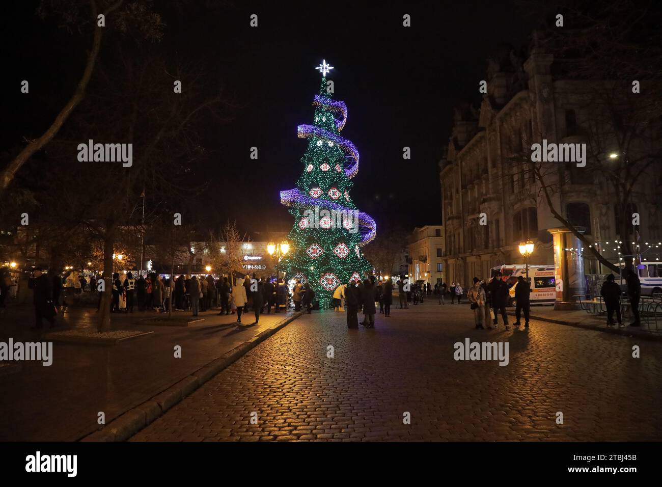 ODESA, UCRAINA - 6 DICEMBRE 2023 - l'albero di Natale brilla in via Derybasivska durante la tradizionale cerimonia di illuminazione del giorno di San Nicola, O. Foto Stock