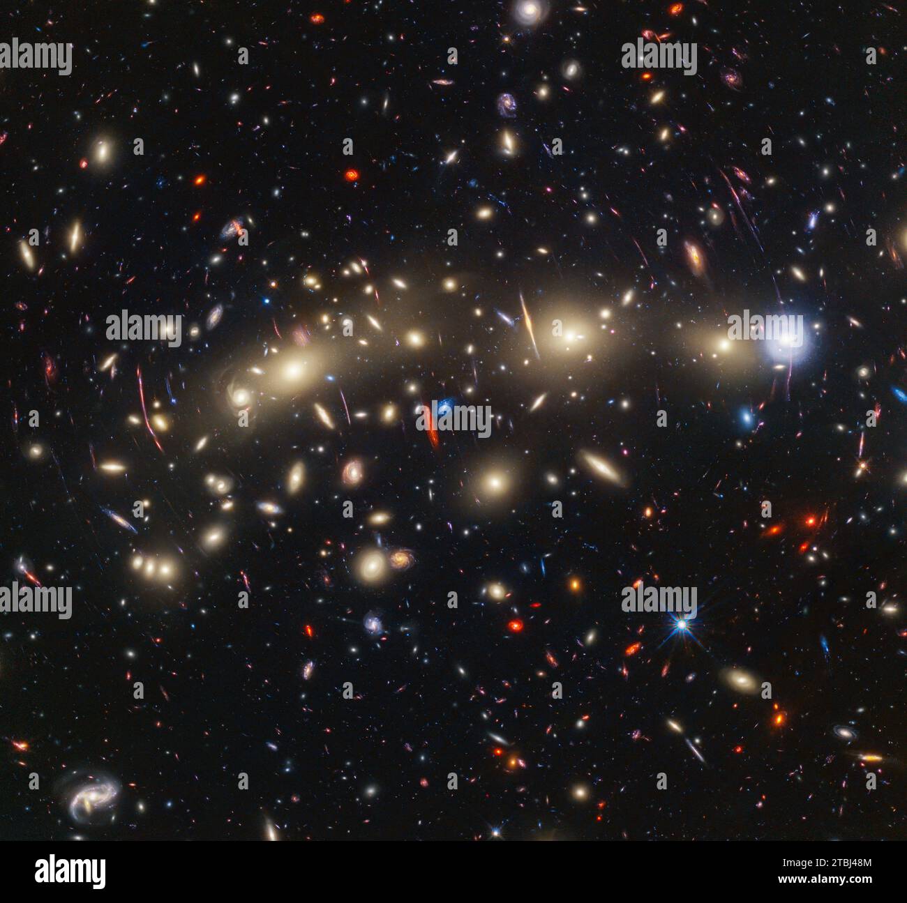 Cluster Galaxy MACS0416, situato a circa 4,3 miliardi di anni luce dalla Terra. Foto Stock