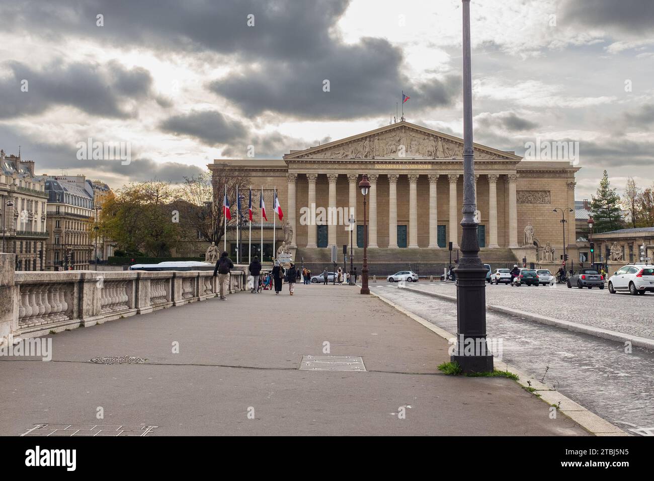 Parigi, Francia, 2023. Persone e auto che attraversano il Pont de la Concorde verso il Palais Bourbon che ospita l'Assemblea Nazionale Foto Stock