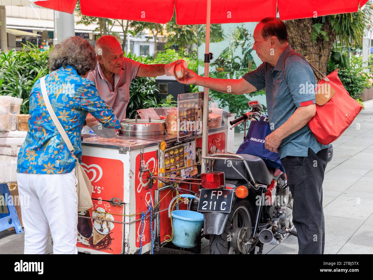 Venditore "zio Chieng" che vende panini gelati a Orchard Road, Singapore Foto Stock