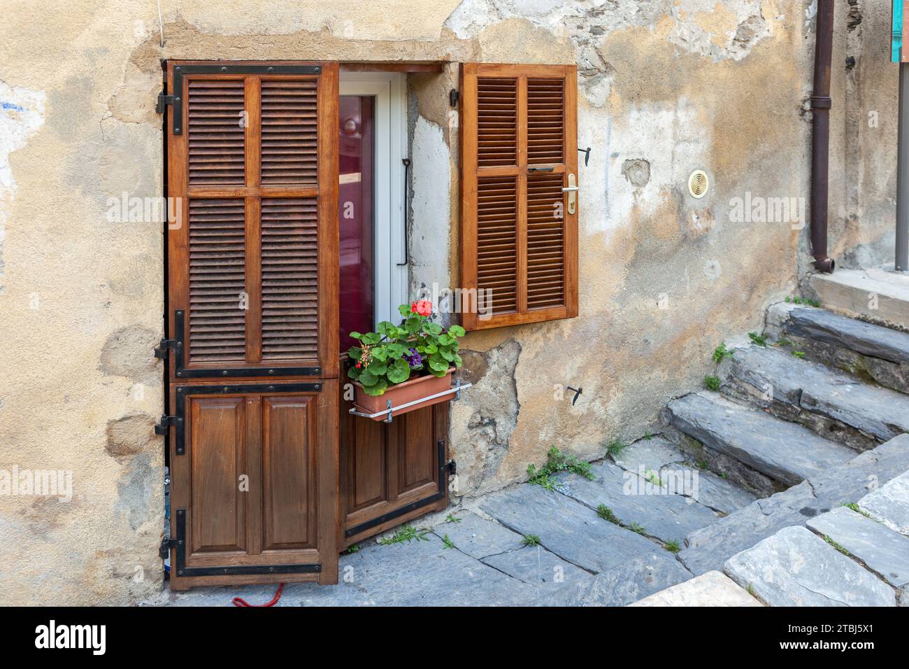 Porte e persiane, corte, Corse-du-sud, Corsica, Francia. Foto Stock