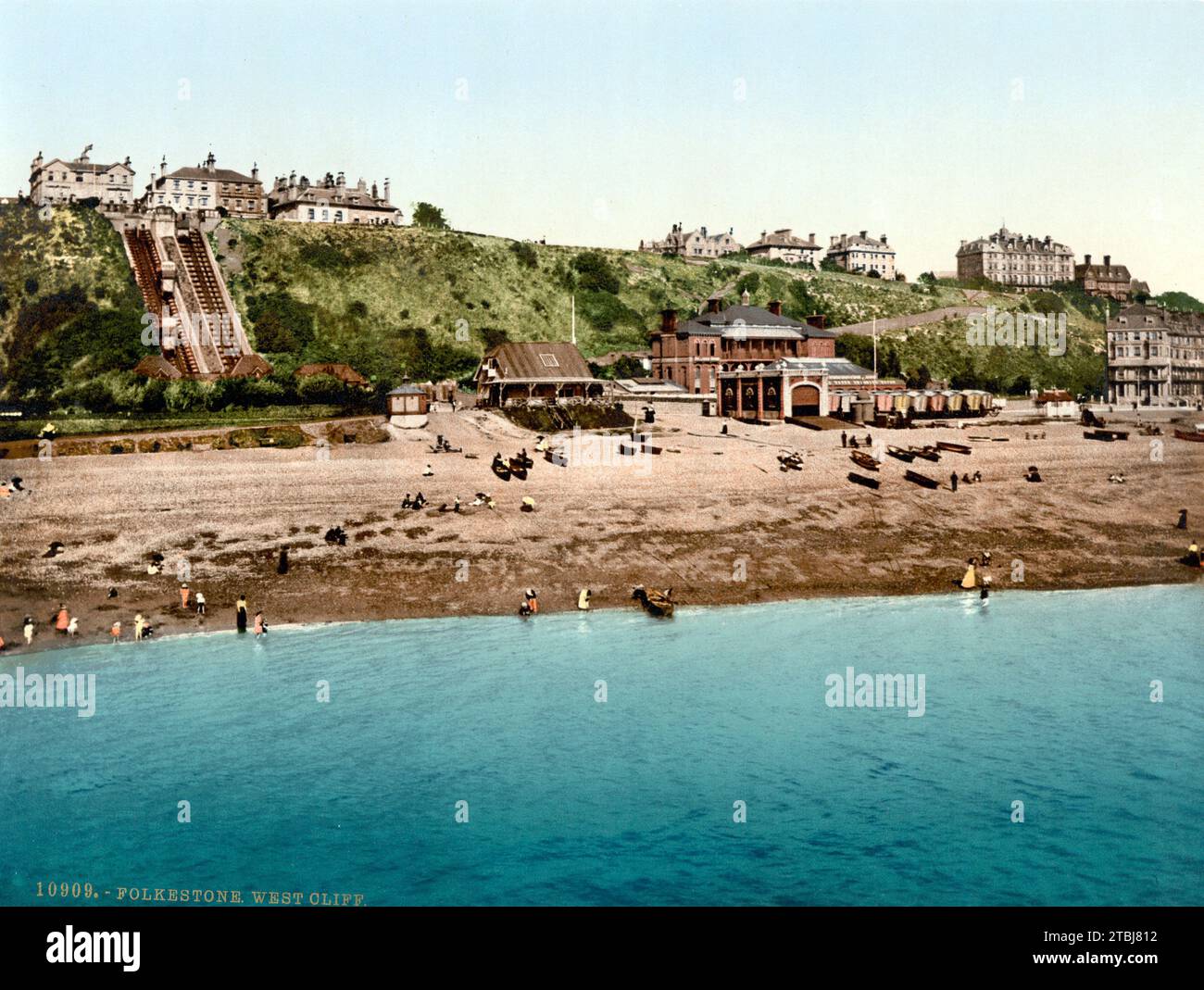 West Cliff bei Folkestone, Stadt und der Verwaltungssitz des Bezirks Folkestone and Hythe in der Grafschaft Kent im Vereinigten Königreich, CA 1895, England, Historisch, digital restaurierte Reproduktion von einer Vorlage aus dem 19. Jahrhundert / West Cliff at Folkestone, città e centro amministrativo del distretto di Folkestone e Hythe nella contea del Kent nel Regno Unito, CA 1895, England, Historical, riproduzione restaurata digitalmente da un originale del XIX secolo Foto Stock