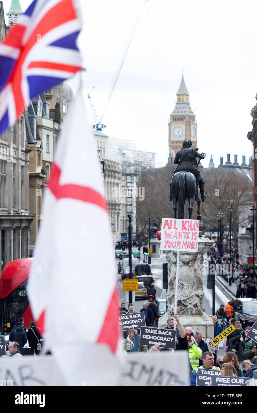 I partecipanti si riuniscono durante una dimostrazione contro l'espansione della zona a emissioni ultra basse intorno a Trafalgar Square a Londra. Foto Stock