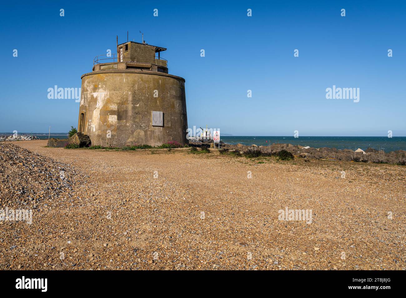 Pevensey Bay e martello Tower numero 66 a Eastbourne, East Sussex, Inghilterra Foto Stock