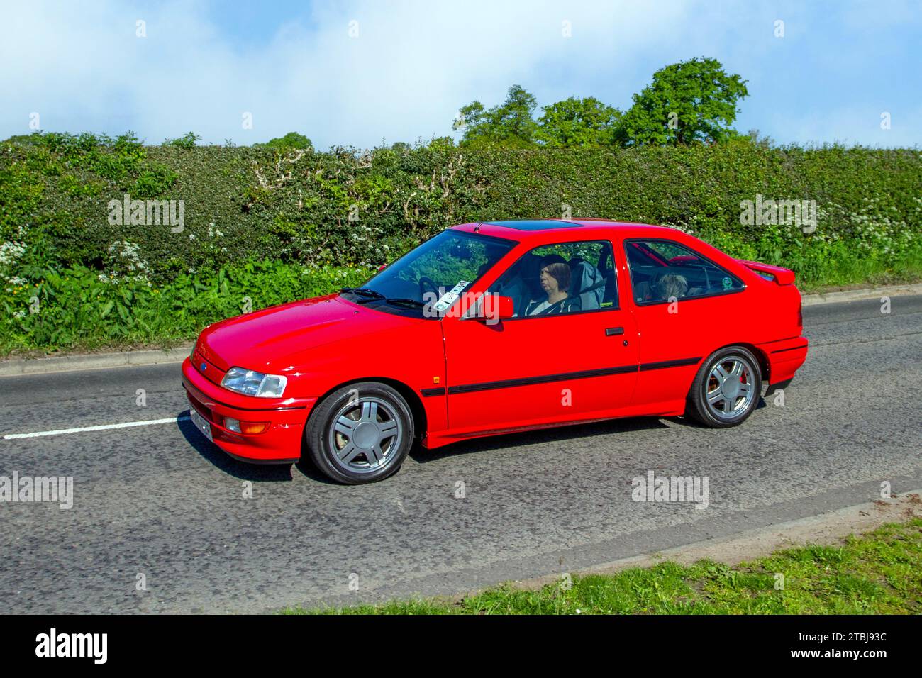 Escort Red Ford anni '1993 90 RS 2000, coupé 2 porte "Mark IV"; motori d'epoca restaurati, collezionisti di automobili appassionati di motori, storiche auto d'epoca che viaggiano nel Cheshire, Regno Unito Foto Stock