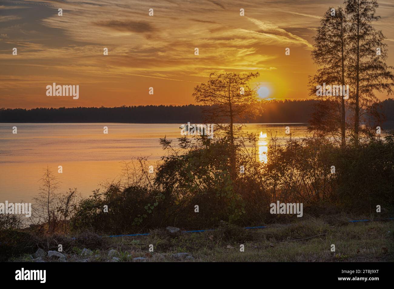 Foto di un tramonto luminoso sul fiume Mississippi. Foto Stock