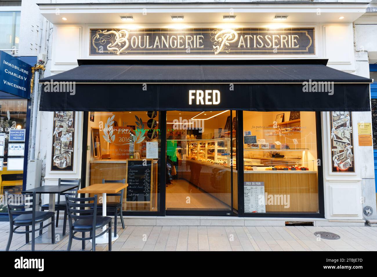 Vincennes, Francia - 22 novembre 2023, panetteria tradizionale francese e pasticceria Fred situata a Vincennes, nella zona est di Parigi. Foto Stock