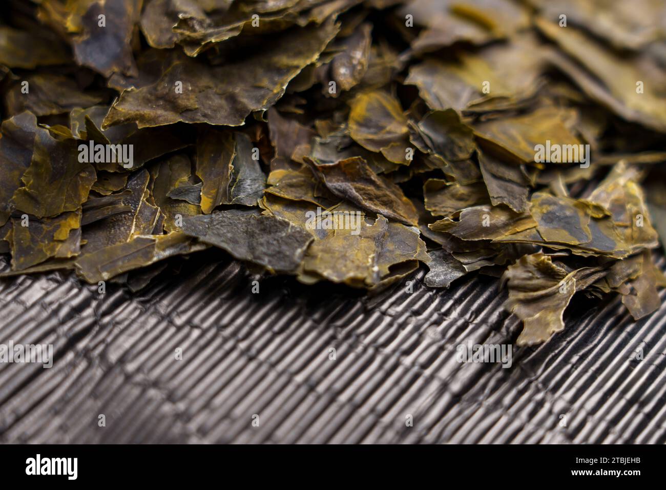 Foglie essiccate di alghe kombu. Primo piano dell'ingrediente tradizionale della zuppa di dashi giapponese. Alghe disidratate secche. Foto Stock
