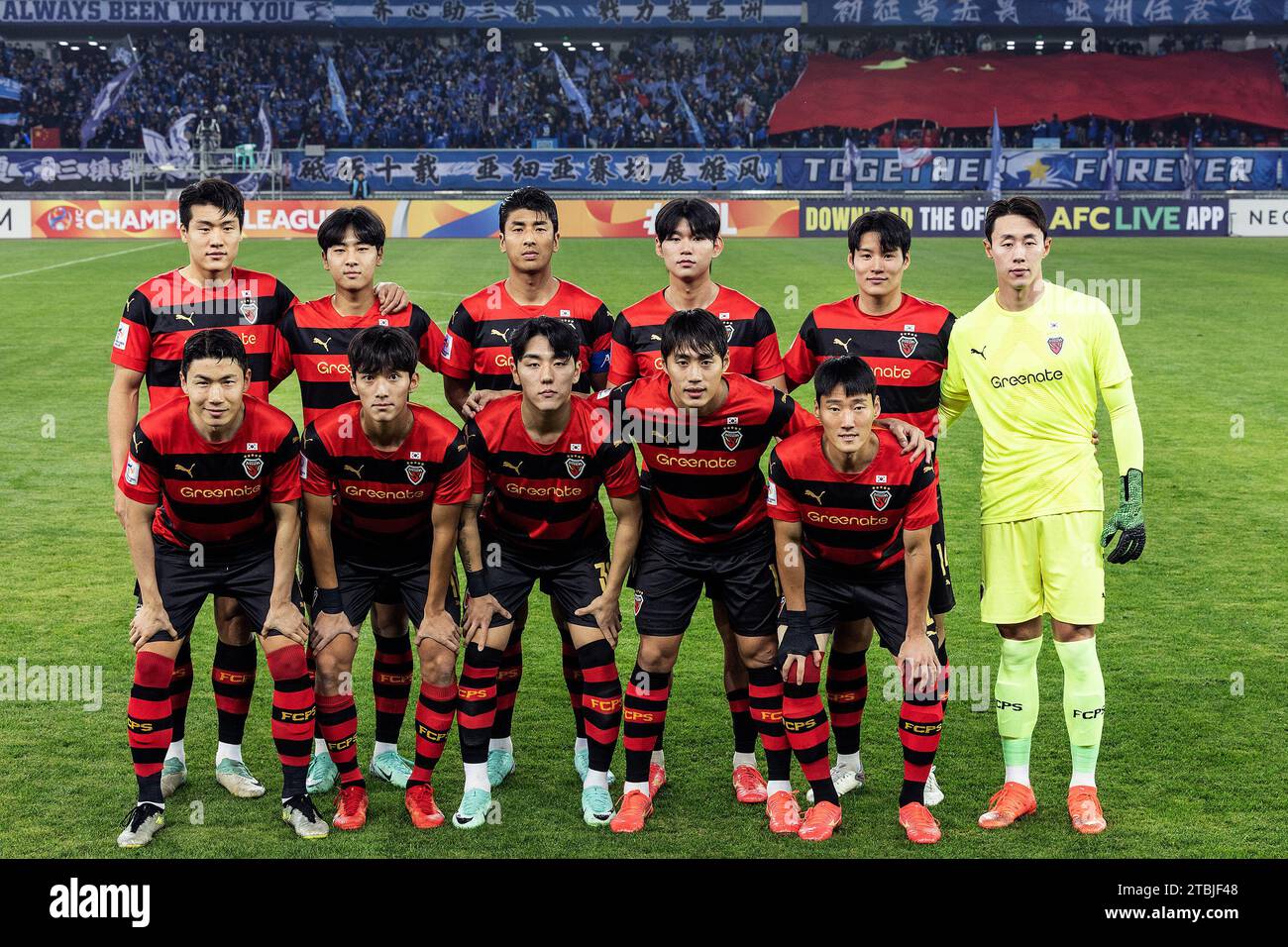 Wuhan, Cina. 6 dicembre 2023. I giocatori dei Pohang Steelers posano per le foto di gruppo durante la partita di calcio della AFC Champions League tra Wuhan Three Towns FC of China e Pohang Steelers della Corea del Sud al Wuhan Sports Center Stadium. Punteggi finali; Wuhan Three Towns FC of China 1-1 Pohang Steelers della Corea del Sud. (Foto di RenYong/SOPA Images/Sipa USA) credito: SIPA USA/Alamy Live News Foto Stock