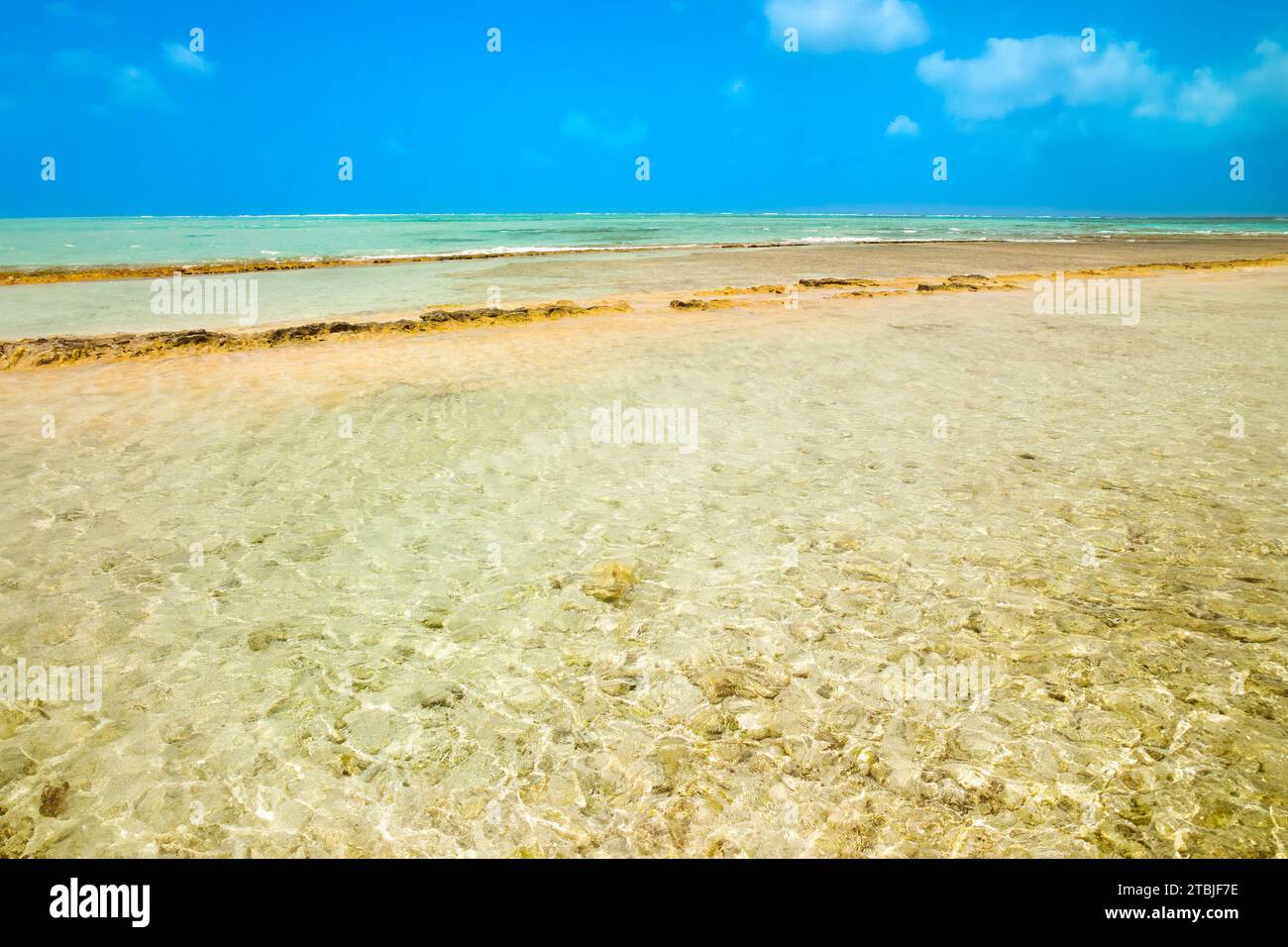 Le acque turchesi cristalline e la barriera corallina sulla costa dell'isola di San Andres in Colombia Foto Stock