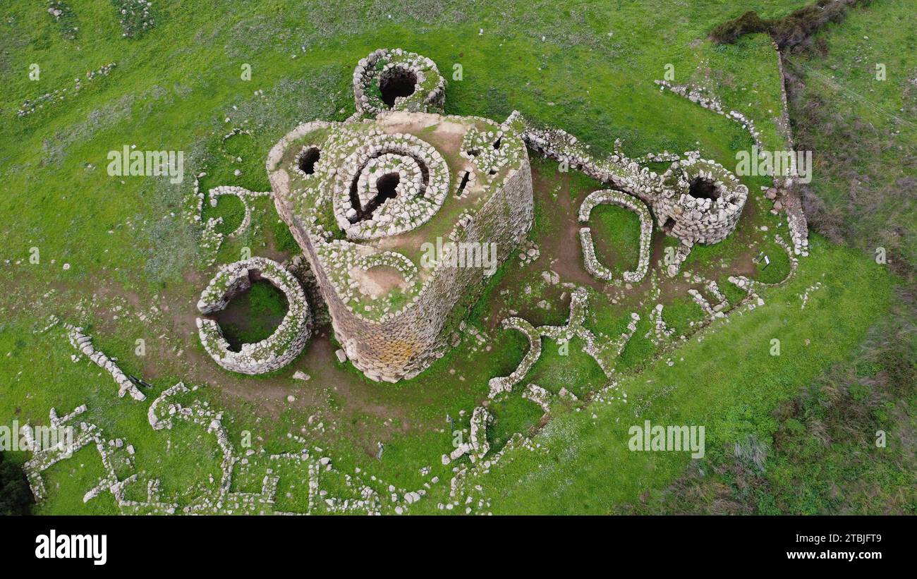 04 dicembre 2023 Italia, Sardegna, Oristano, Abbasanta, villaggio preistorico di Nuraghe Losa. Vista dall'alto Foto Stock