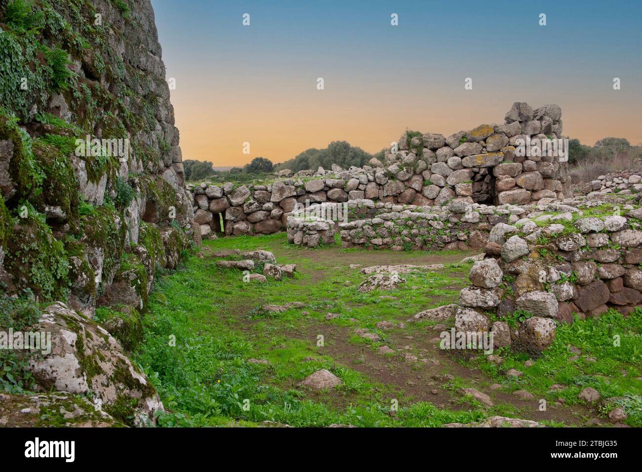 04 dicembre 2023 Italia, Sardegna, Oristano, Abbasanta, villaggio preistorico di Nuraghe Losa Foto Stock