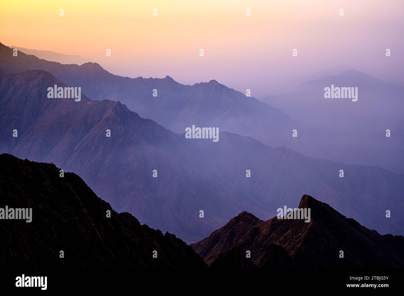 Scopri la bellezza dell'Arabia Saudita. Straordinario paesaggio delle montagne Asir, catena montuosa del Sarawat nella zona di Billasmar. Foto Stock