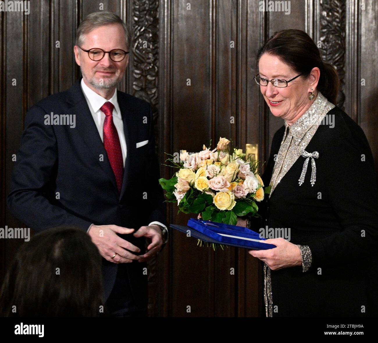 Praga, Repubblica Ceca. 7 dicembre 2023. Il primo ministro Petr fiala, Left, (ODS) consegna medaglie di Karel Kramar a 14 personalità per meriti nella cultura, nell'osservazione dei diritti umani e delle libertà, nel giornalismo, ecc. a Praga, Repubblica Ceca, 7 dicembre 2023. Nella foto, senatore di destra ed ex presidente della camera bassa ceca Miroslava Nemcova. Crediti: Michal Krumphanzl/CTK Photo/Alamy Live News Foto Stock