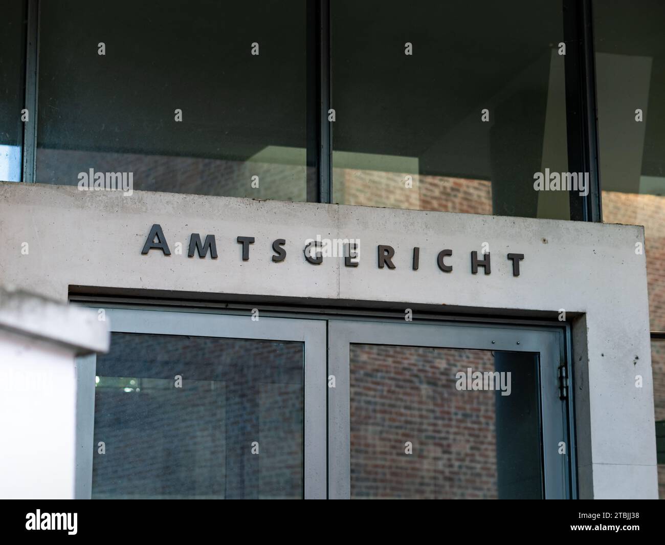 Cartello Amtsgericht (tribunale locale) sopra l'ingresso dell'edificio. È il livello più basso della magistratura tedesca. Combattere una causa contro qualcuno. Foto Stock