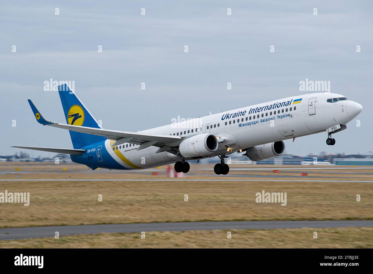 Ukraine International Airlines Boeing 737-800 decolla dall'aeroporto di Praga per un volo per Kiev, Ucraina Foto Stock