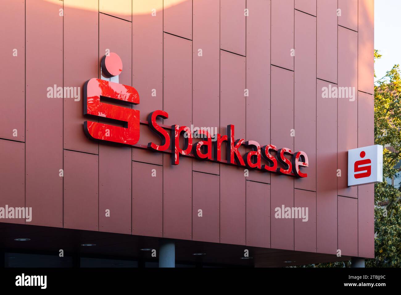 Logo Sparkasse della banca di risparmio tedesca. Logotipo all'esterno dell'edificio. L'azienda offre soluzioni finanziarie come i crediti. Foto Stock