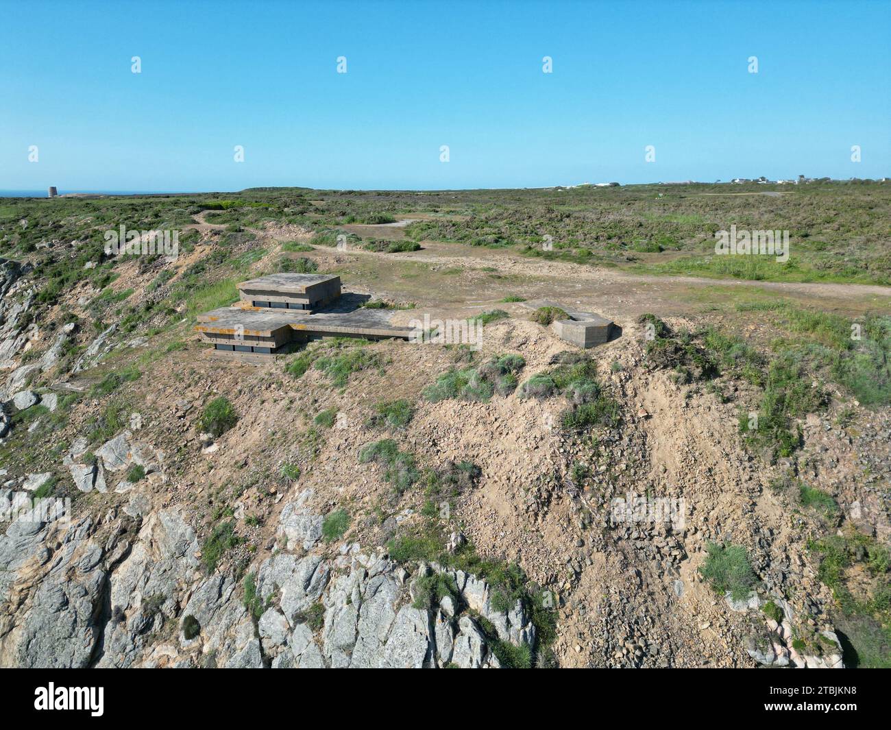 Jersey St Ouen Bay, scogliera in cima alle isole del Canale dei bunker tedeschi Foto Stock