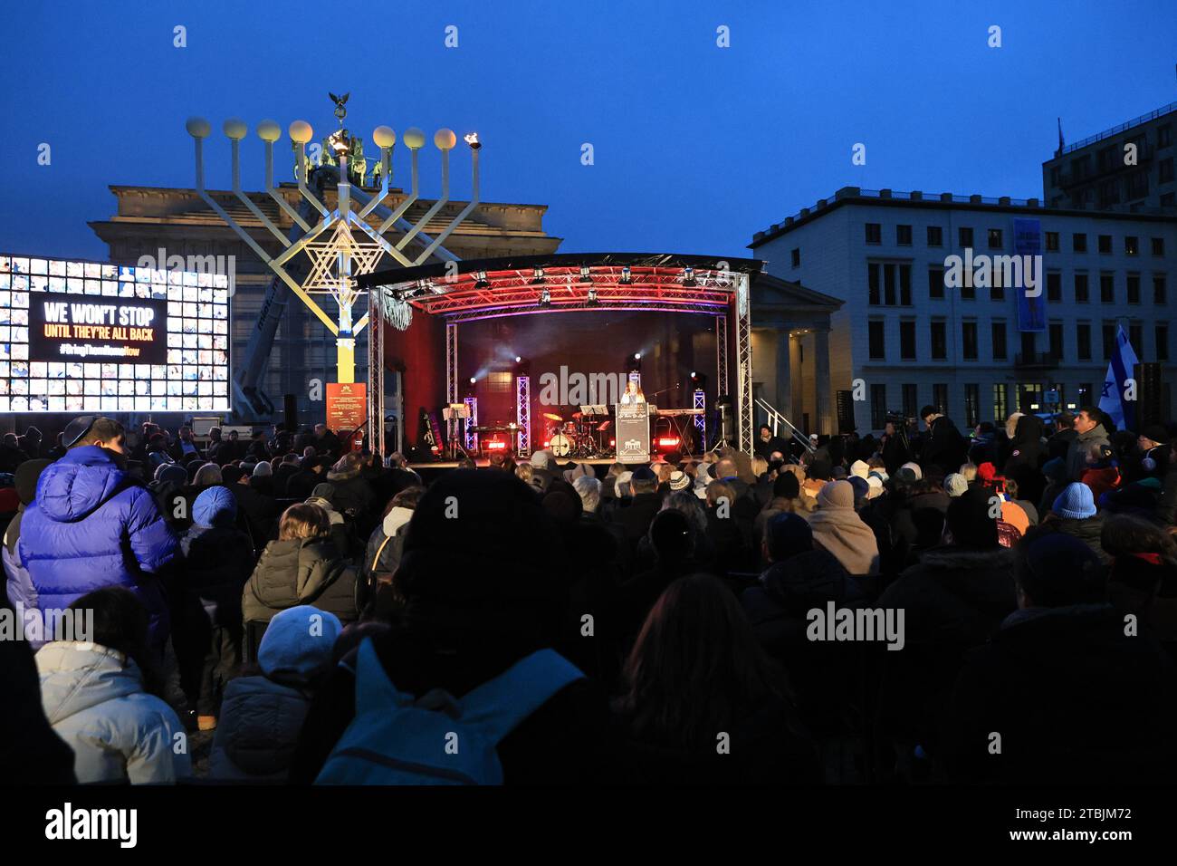 12/07/2023, Berlino, Germania. Famiglia del palcoscenico romano Yarden rapito, tedesco-israeliano. Il festival ebraico di otto giorni delle luci Hanukkah inizia giovedì 7 dicembre 2023. L'accensione della prima luce avviene come solenne cerimonia alla presenza del Cancelliere Olaf Scholz, del Sindaco di Berlino Kai Wegner e di H.E. Ambasciatore dello Stato di Israele Prof. Ron Prosor. Foto Stock