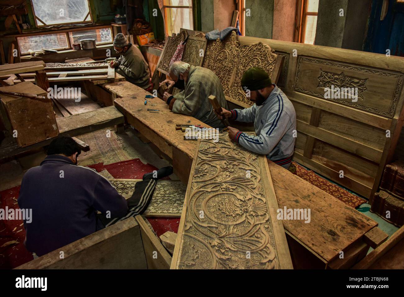 Gli artigiani Kashmiri intagliano un oggetto artigianale in una fabbrica di intaglio del legno. Il Kashmir, il paradiso sulla terra, si riferisce alla bellezza naturale mozzafiato della regione e all'artigianato tradizionale. Insieme a molti altri tipi di arte, il Kashmir è rinomato per la sua tecnica unica di intaglio del legno. L'intaglio in legno Kashmiri è molto richiesto sia all'interno che all'esterno dello stato. Il suo mercato è cresciuto sia a livello locale che globale nel corso degli anni. Ma al giorno d'oggi, gli artigiani stanno lottando per mantenere viva questa arte. La maggior parte dei prodotti realizzati da questi artigiani non ottiene abbastanza profitto, a causa del quale questa nobile professione potrebbe essere Foto Stock
