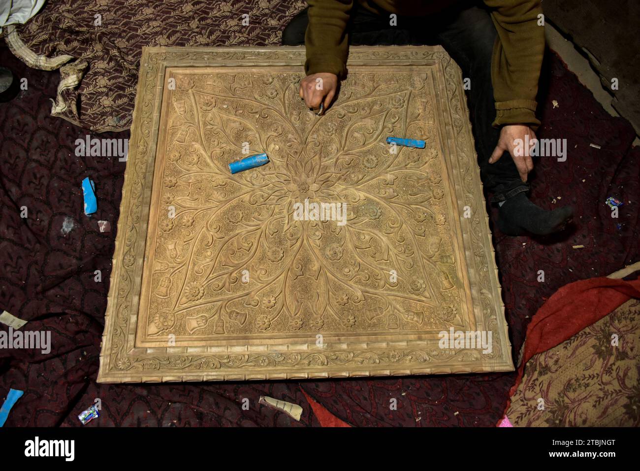 Srinagar, India. 7 dicembre 2023. Un artigiano Kashmiri intaglia un oggetto artigianale in una fabbrica di intaglio del legno. Il Kashmir, il paradiso sulla terra, si riferisce alla bellezza naturale mozzafiato della regione e all'artigianato tradizionale. Insieme a molti altri tipi di arte, il Kashmir è rinomato per la sua tecnica unica di intaglio del legno. L'intaglio in legno Kashmiri è molto richiesto sia all'interno che all'esterno dello stato. Il suo mercato è cresciuto sia a livello locale che globale nel corso degli anni. Ma al giorno d'oggi, gli artigiani stanno lottando per mantenere viva questa arte. La maggior parte dei prodotti realizzati da questi artigiani non ottiene abbastanza profitti, a causa di Foto Stock