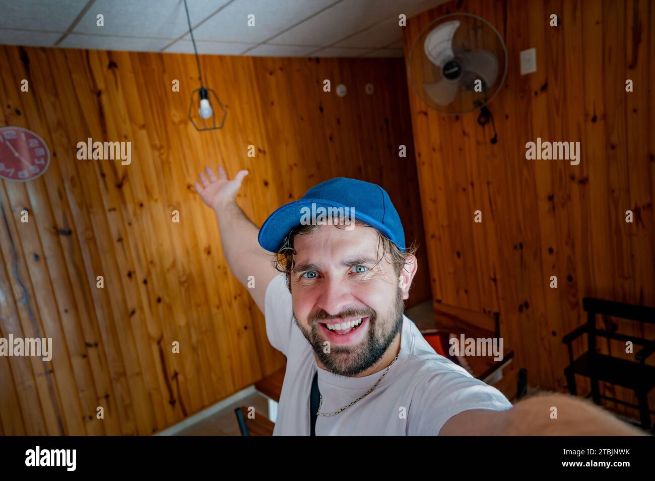 Il giovane scatta un selfie in un appartamento temporaneo. Foto Stock