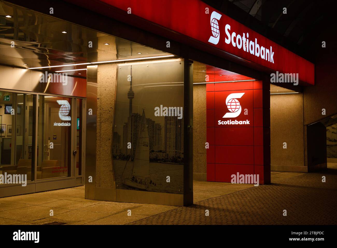 Toronto, ONTARIO, Canada – 23 agosto 2023: Il logo e il marchio di Scotiabank nel centro di Toronto Foto Stock