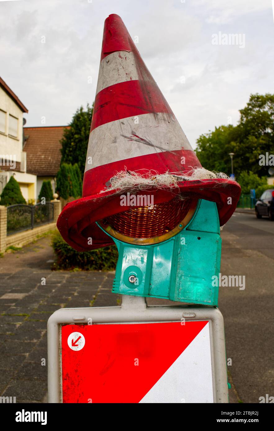 Divertente prelievo casuale per strada (statura simile a un clown artificiale ai lavori stradali, costruita con dispositivi di sicurezza per costruzioni con un cono di sicurezza come cappello) Foto Stock