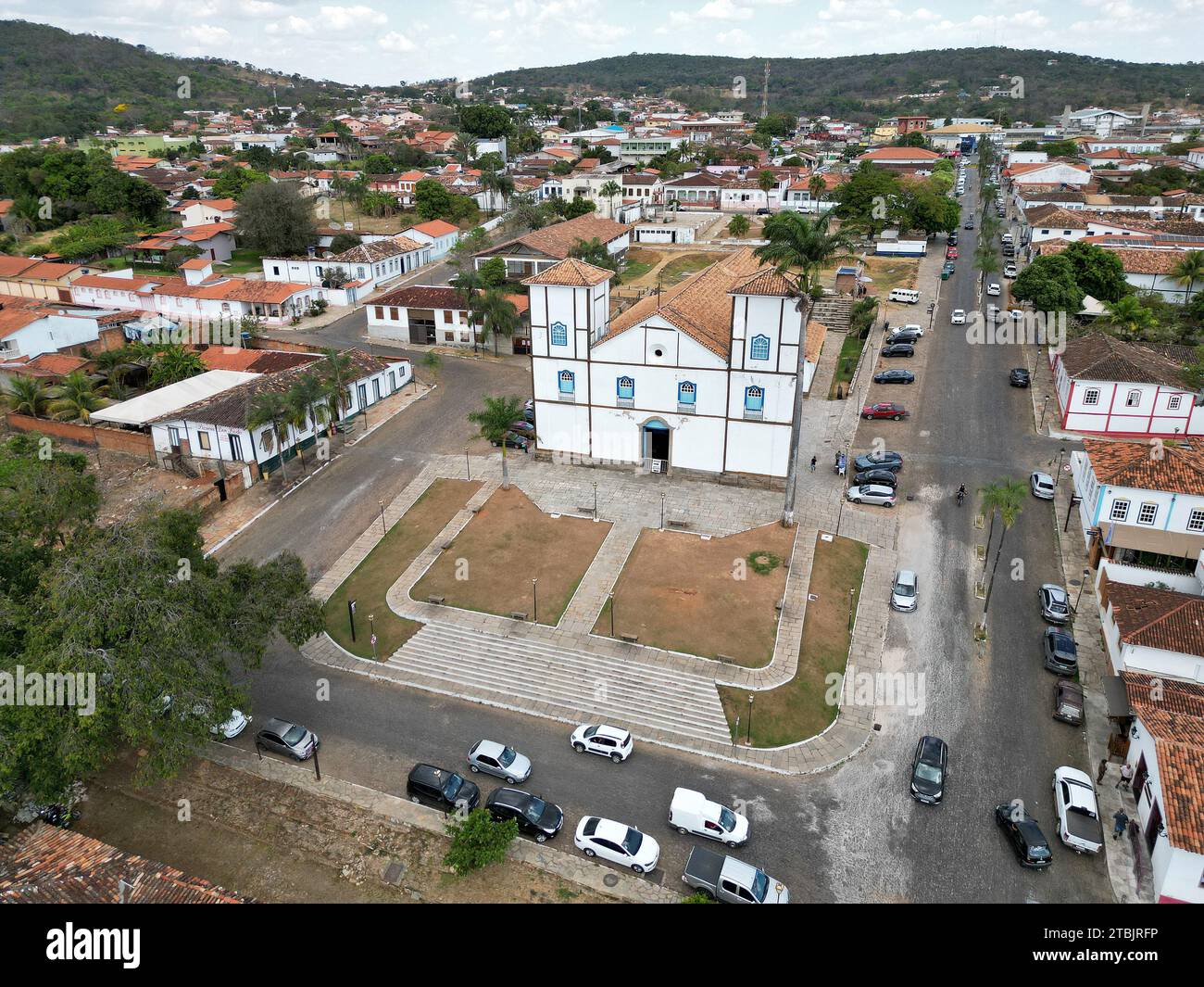 Vista aerea di un'area residenziale con edifici bianchi e una strada che serpeggia attraverso il paesaggio Foto Stock