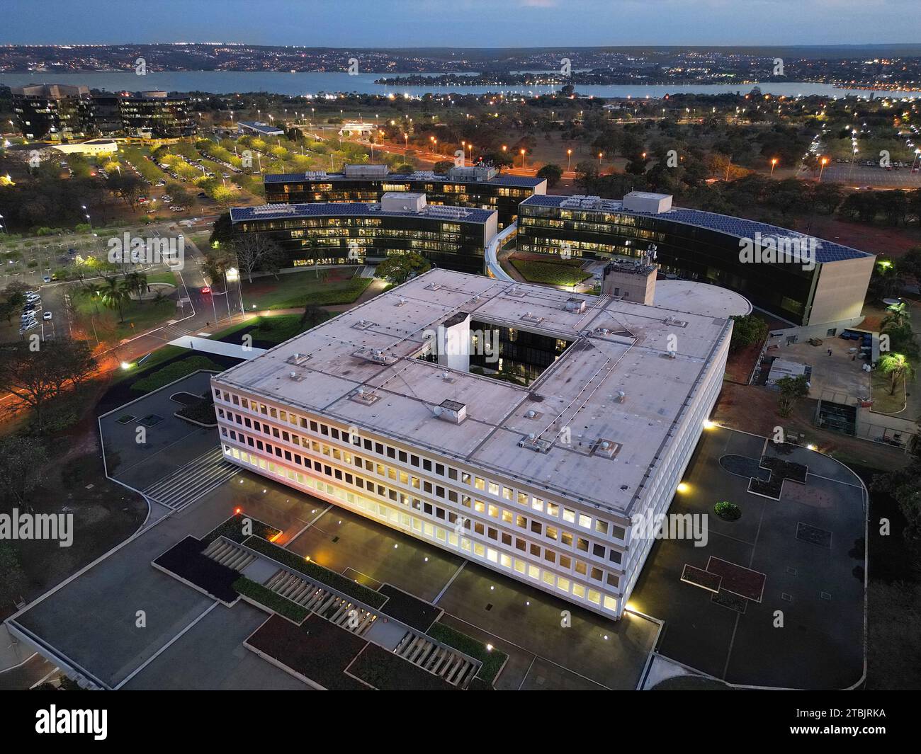 Vista aerea di un paesaggio urbano al crepuscolo, illuminato da colori vibranti di luci dalla strada e dagli edifici Foto Stock