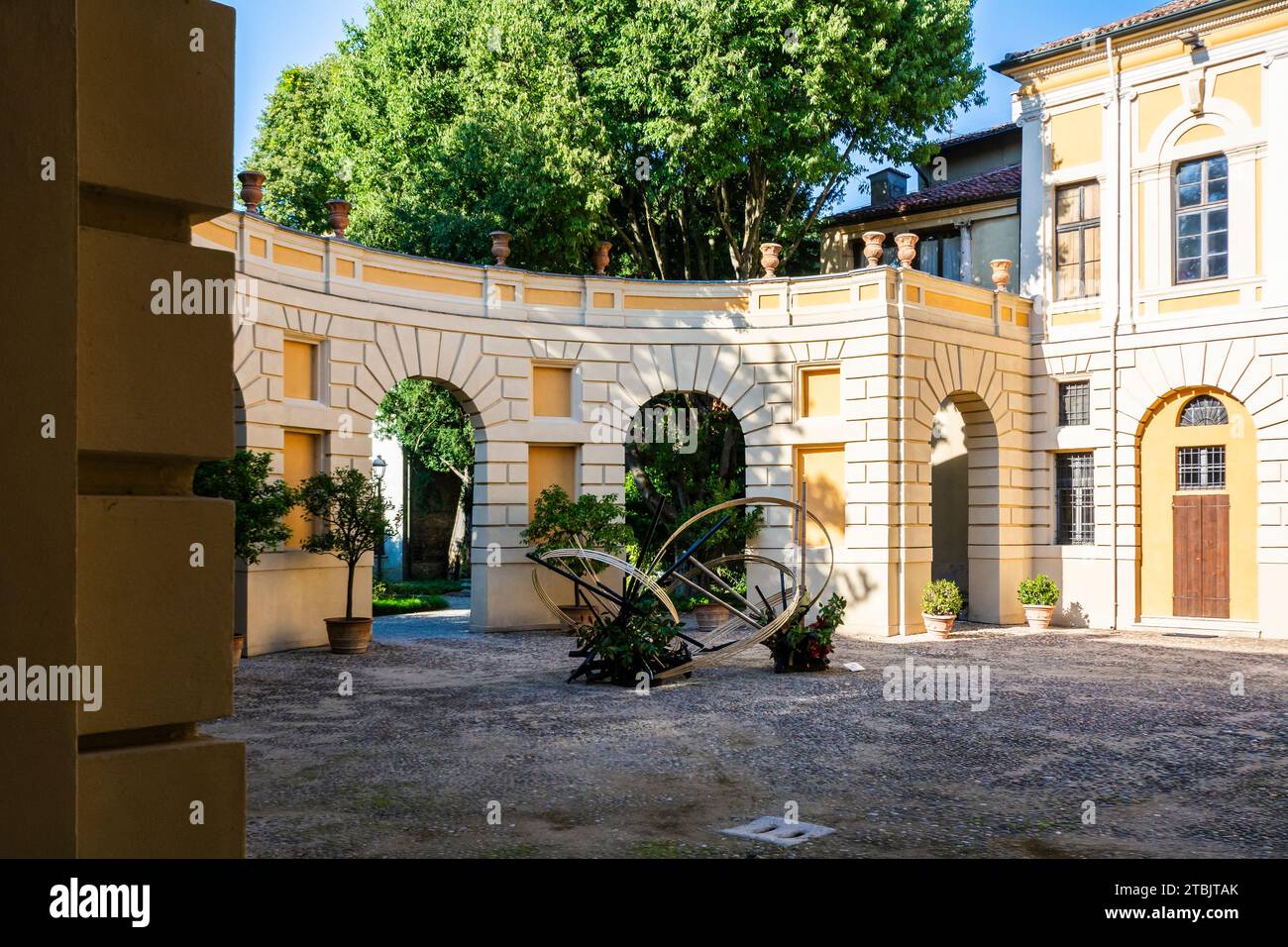 Palazzo D'Arco è un palazzo in stile neoclassico situato in Piazza Carlo D'Arco a Mantova, regione Lombardia, Italia - 10 ottobre 2021 Foto Stock