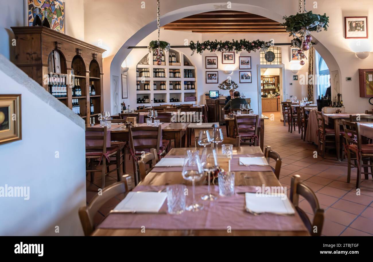 Interno, ristorante storico Home of Wine (Casa del vino), Isera, Vallagarina, provincia di Trento, Italia - 1 dicembre 2023 Foto Stock