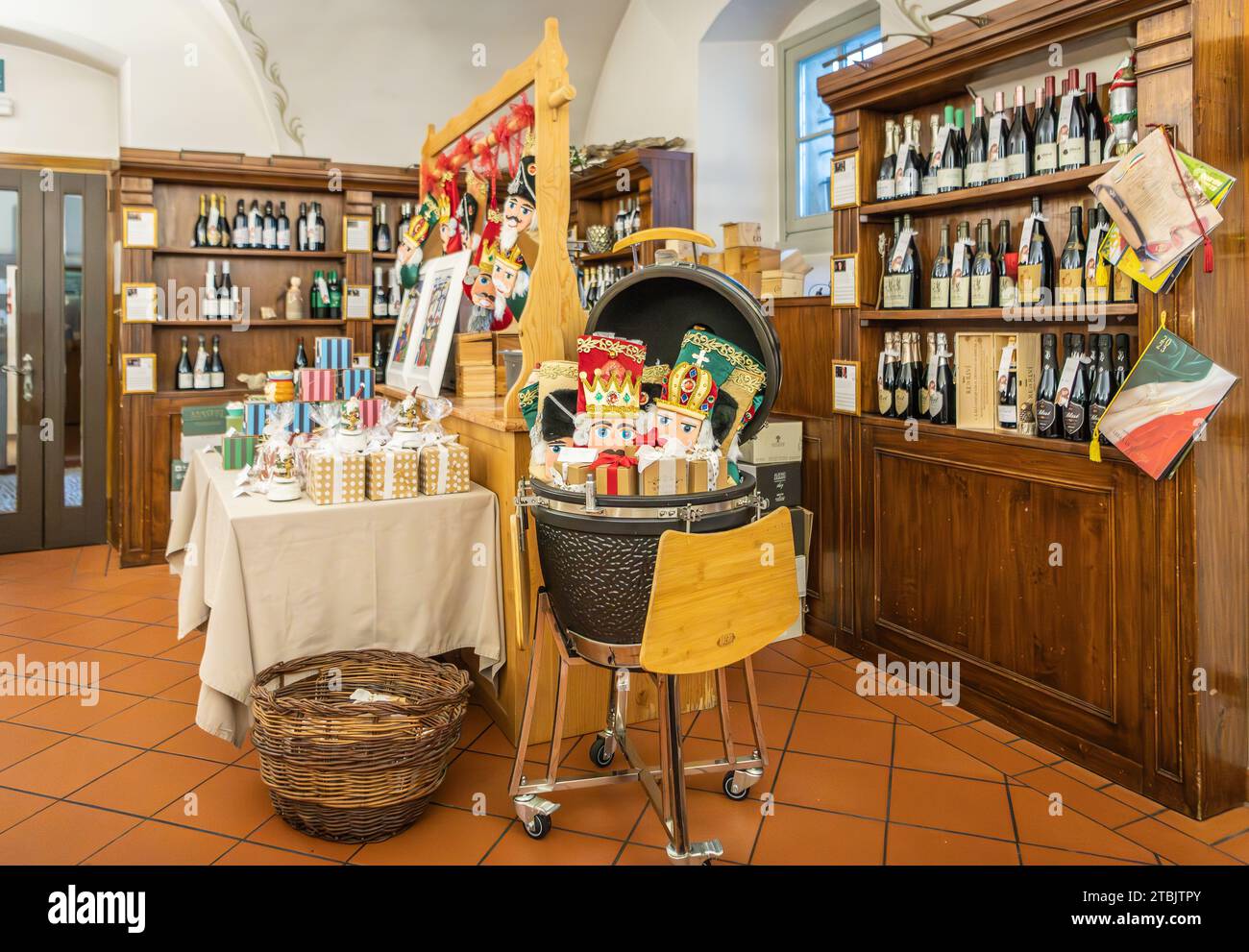Interno, ristorante storico Home of Wine (Casa del vino), Isera, Vallagarina, provincia di Trento, Italia - 1 dicembre 2023 Foto Stock