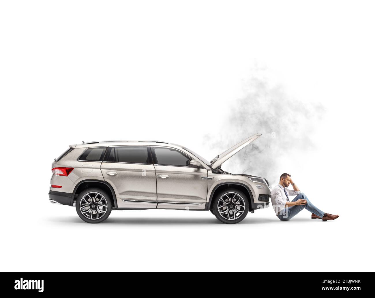 Giovane uomo stressato seduto accanto a un suv con cofano aperto e motore surriscaldato isolato su sfondo bianco Foto Stock