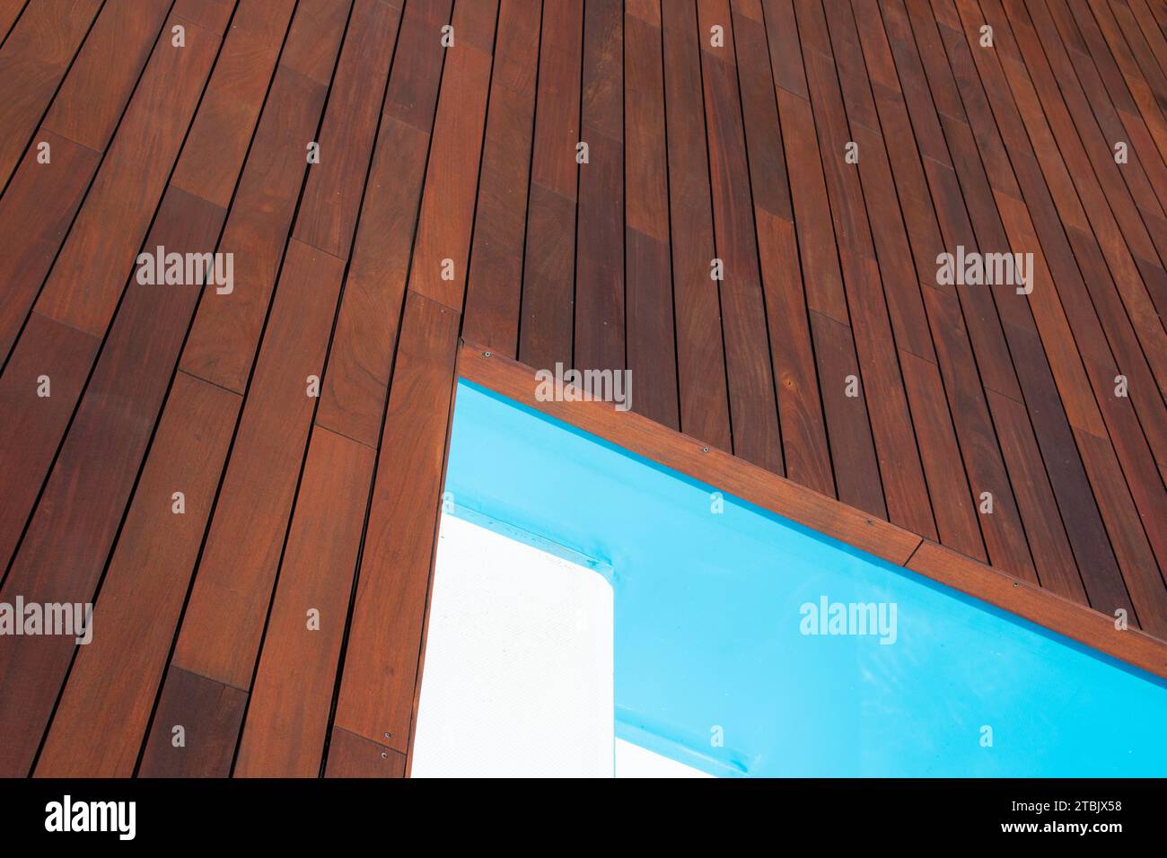 Bordo piscina e terrazza ipe, accesso alla piscina tramite gradini interni Foto Stock