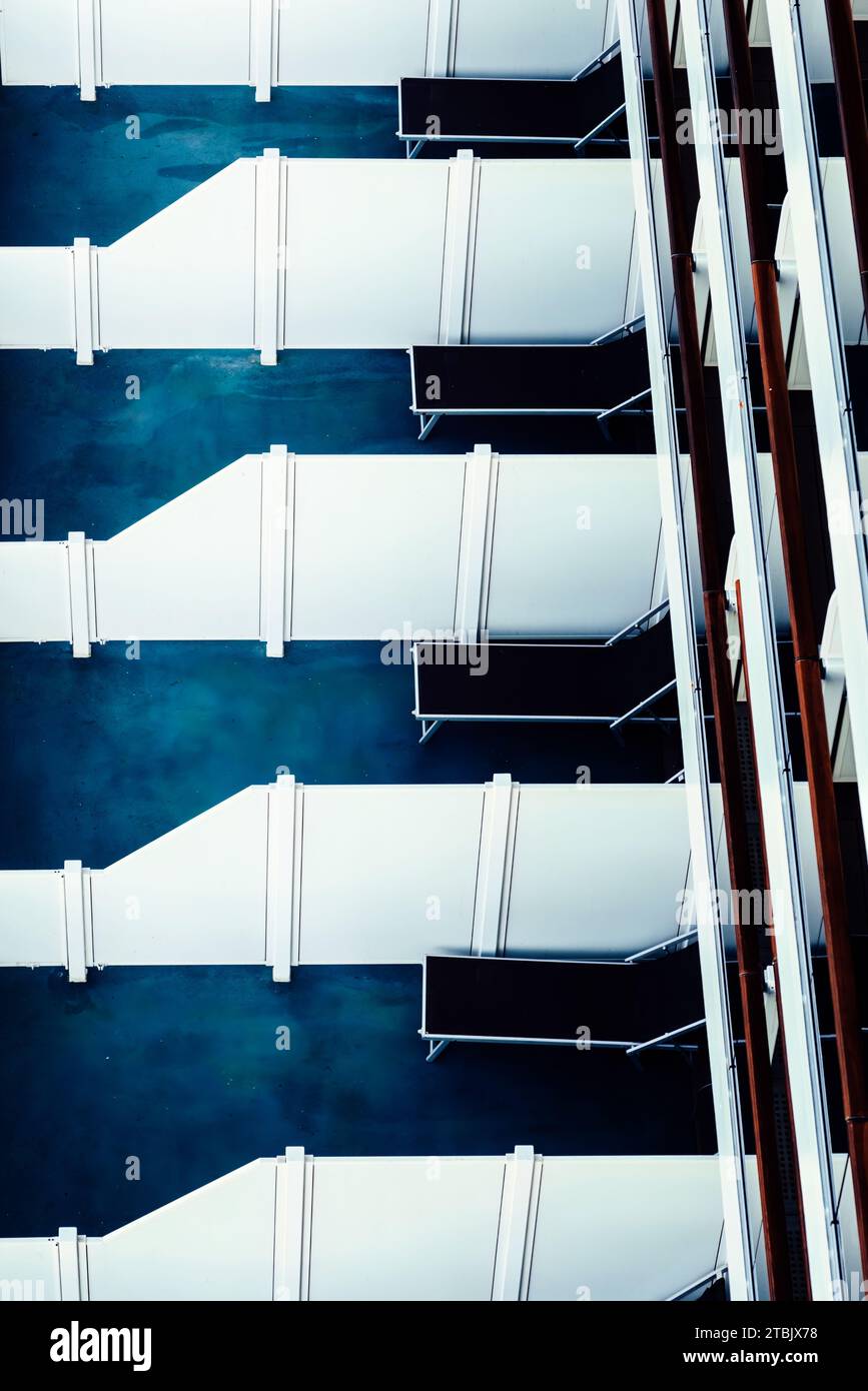 Sedie a sdraio per navi da crociera in diversi vani all'aperto Foto Stock