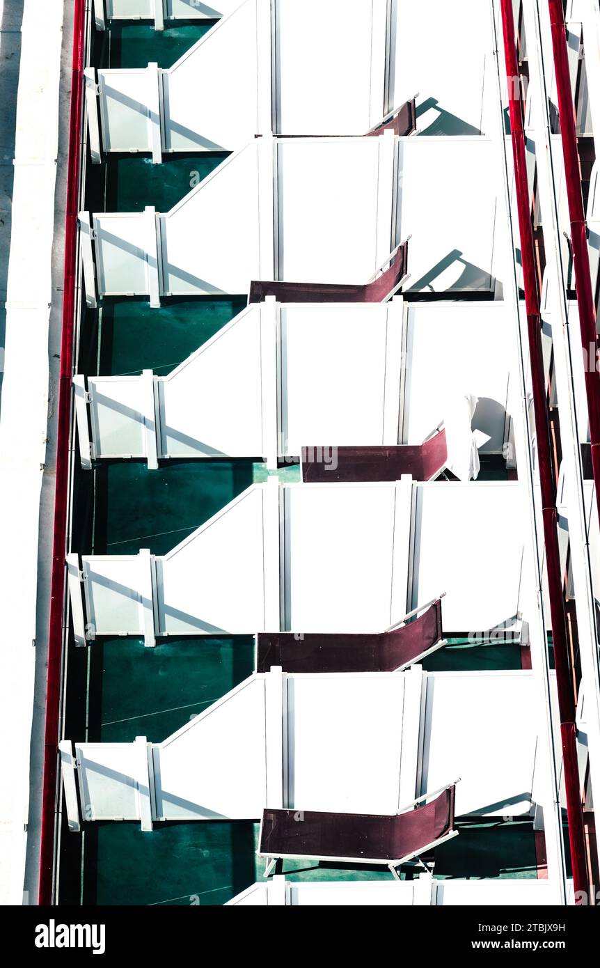 Sedie a sdraio per navi da crociera in diversi vani all'aperto Foto Stock