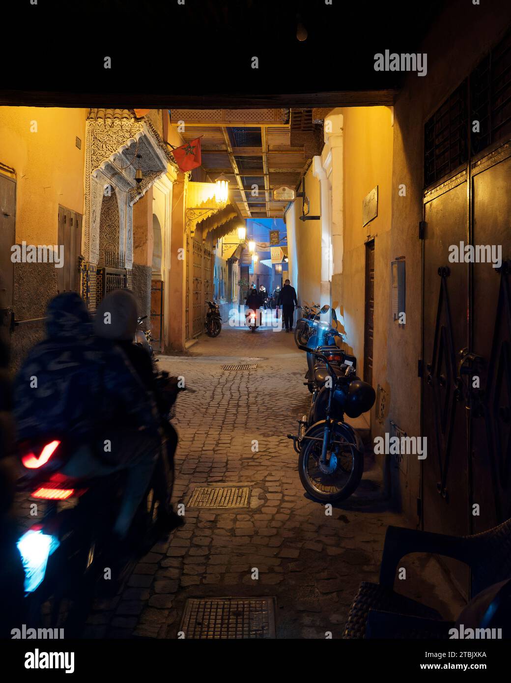 Motociclette di notte nelle strette strade della storica Medina (città vecchia murata) Marrakech, alias Marrakech, Marocco, 6 dicembre 2023 Foto Stock